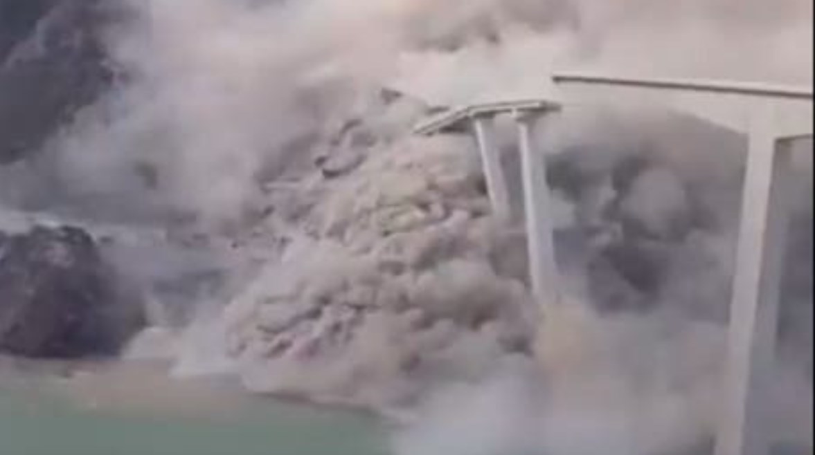 انهيار جسر في مقاطعة سيشوان في الصين