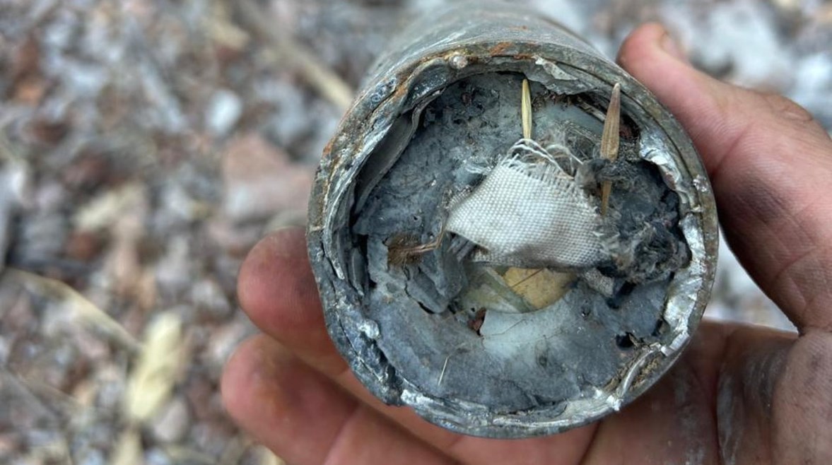 تظهر بقايا الذخائر العنقودية التي تم العثور عليها شريطًا أبيض من النايلون، يستخدم لتثبيت الذخائر الصغيرة وتدويرها (الجارديان)