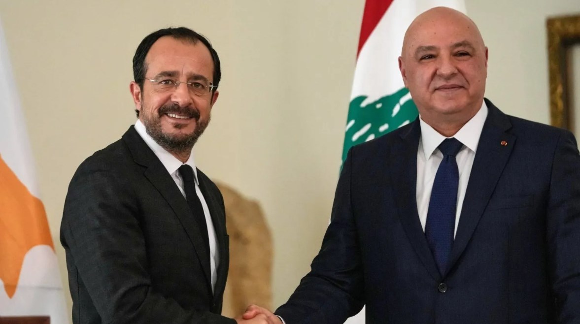 الرئيس اللبناني جوزيف عون يصافح نظيره القبرصي نيكوس خريستودوليدس