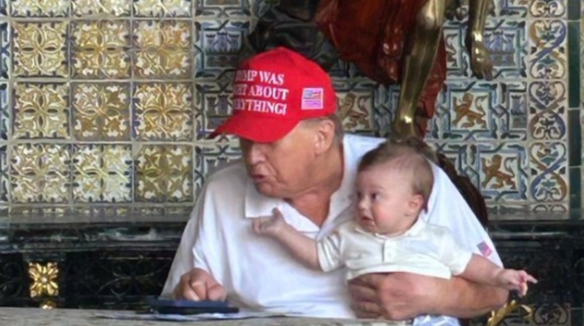 الرئيس الأمريكي دونالد ترامب مع حفيده