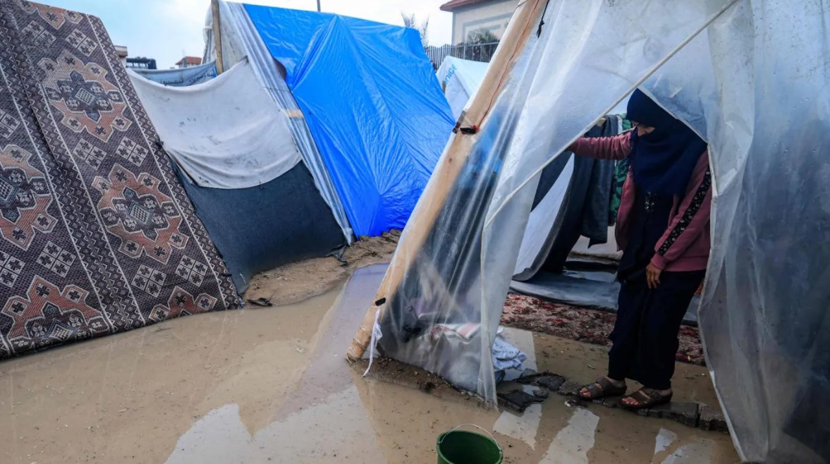 أمطار غزيرة تجرف خيام النازحين في غزة وتزيد معاناتهم