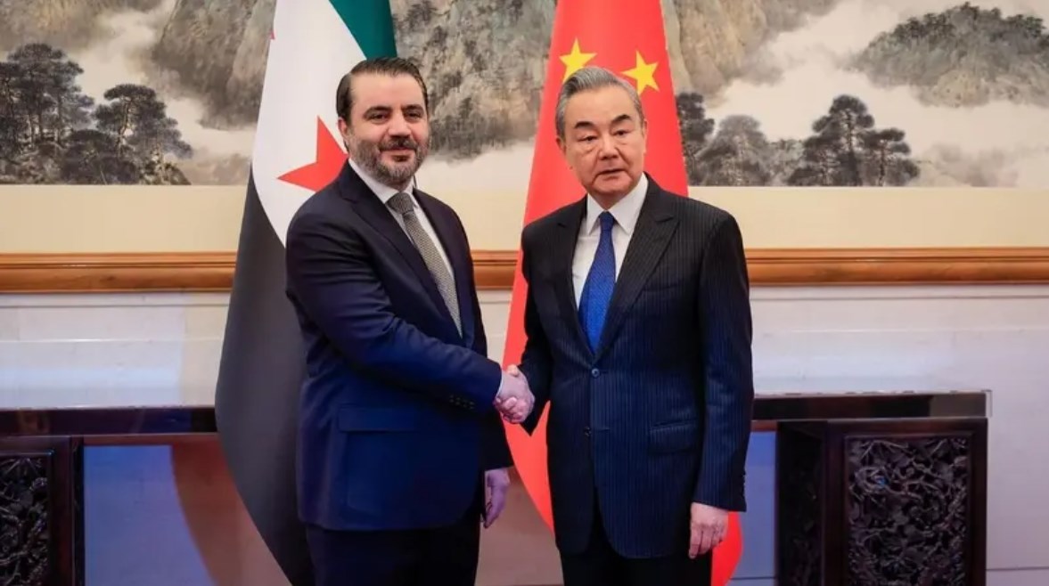 وزير الخارجية السوري أسعد الشيباني ونظيره الصيني (الصورة من وزارة الخارجية السورية)