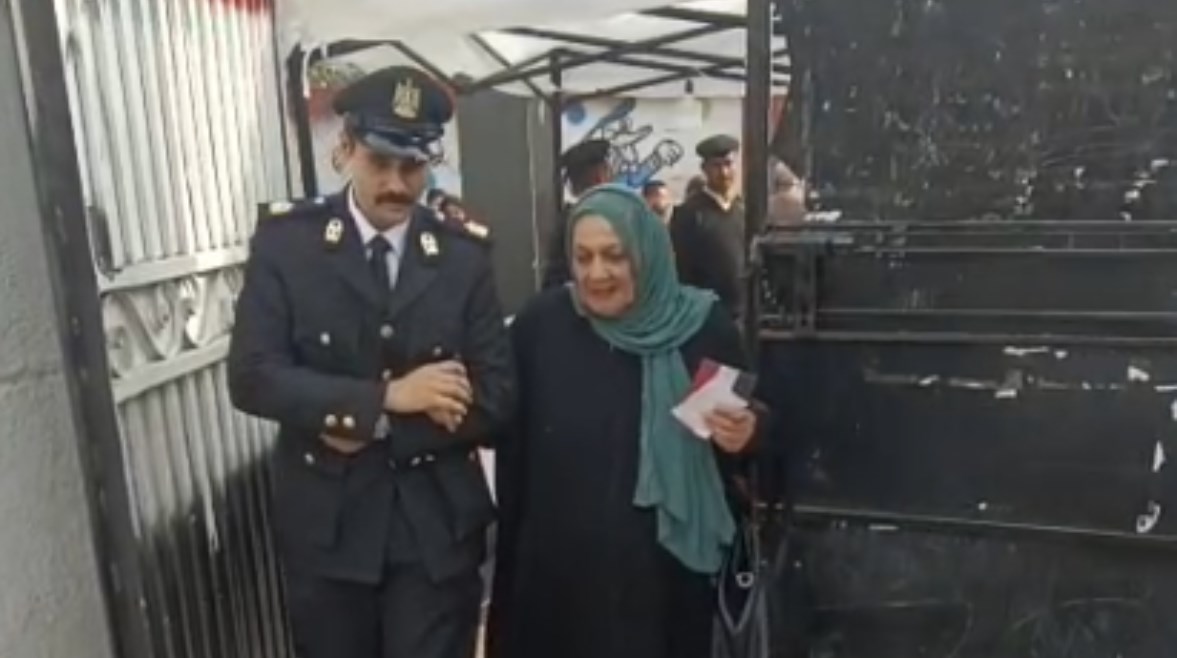 تعاون رجال الداخلية مع المواطنين أثناء التصويت بانتخابات مجلس النواب 2025