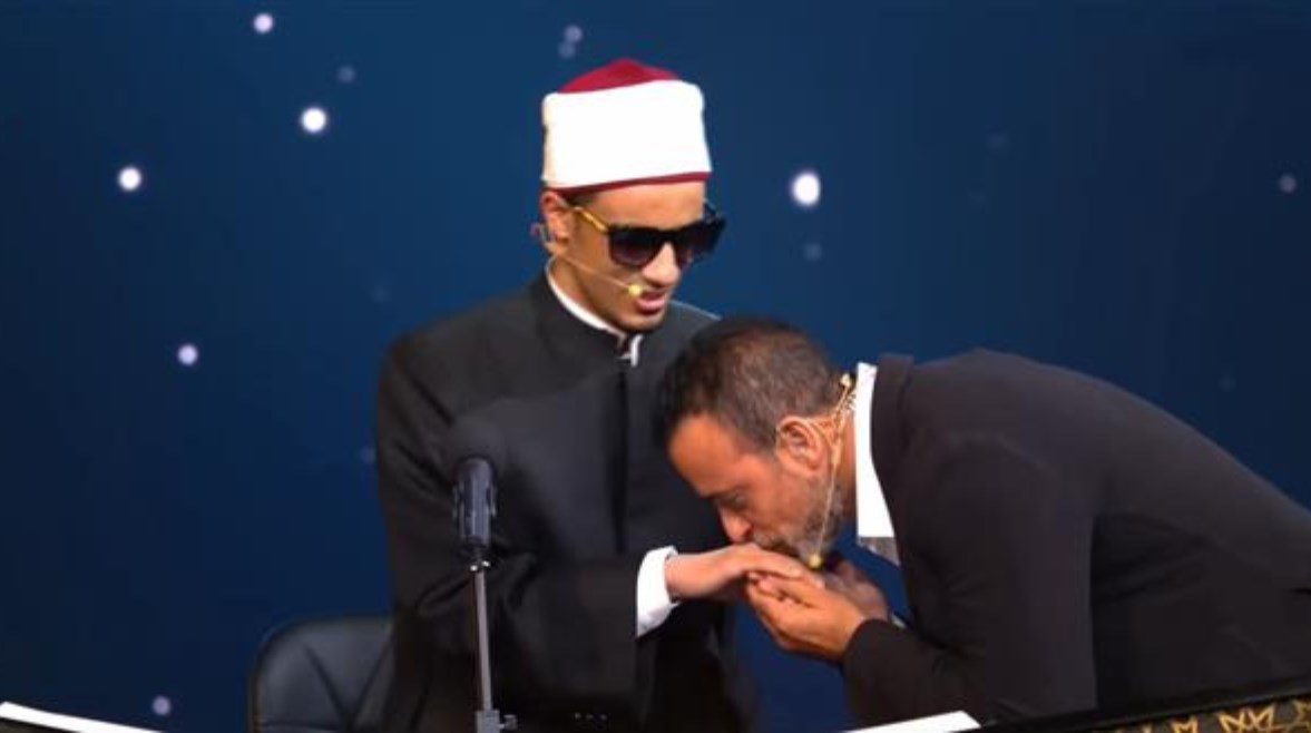 الداعية مصطفي حسني يقبل يد أحد المتسابقين