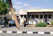أهالي المرضى أمام بنك الدم الرئيسي في انتظار دورهم للتبرع