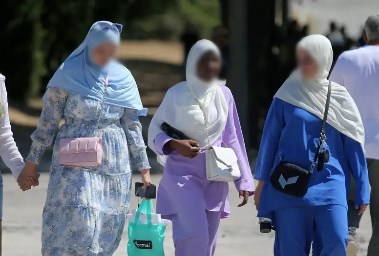 وزير الداخلية الفرنسي ينتقد حظر حجاب القاصرات