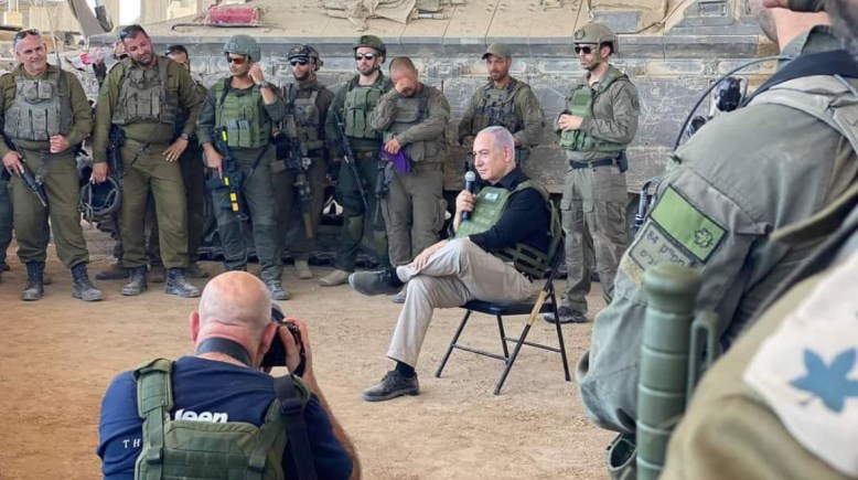 نتيناهو وسط جنوده - أرشيفية