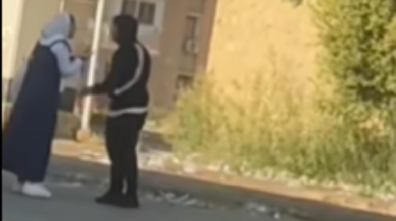 شاب يعتدي على طالبة في الشارع