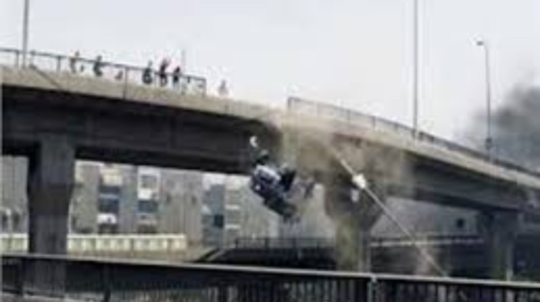 سقوط سيارة من أعلى كوبري