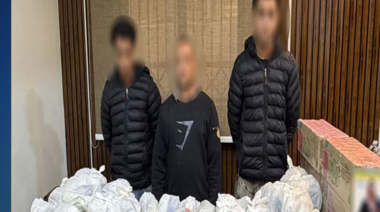 المتهمون بعد ضبطهم