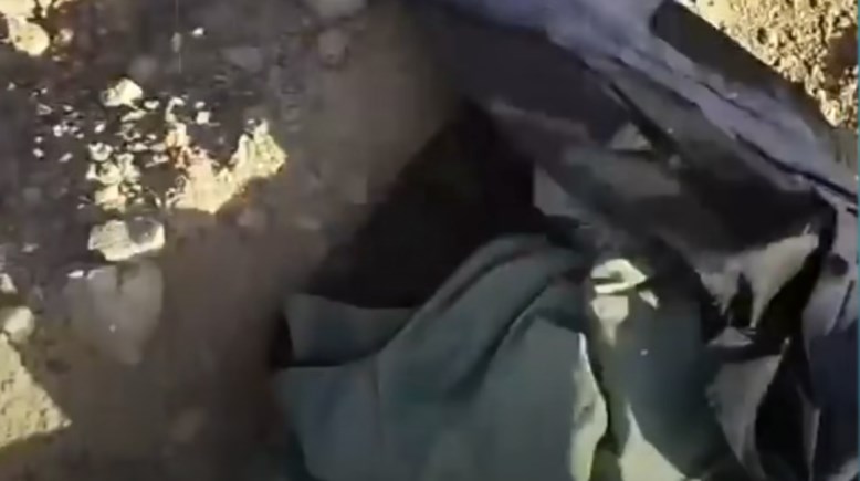 شاب يترك ملابسه ويفر هاربًا في أكتوبر