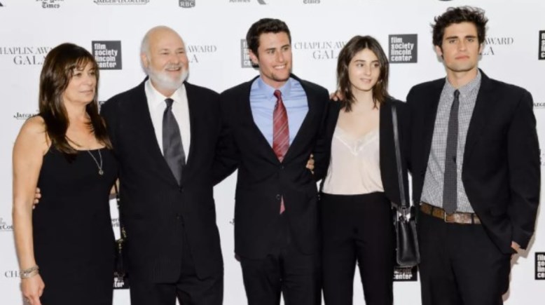  روب راينر مع زوجته ميشيل وأبنائه جيك، رومي، و نك راينر