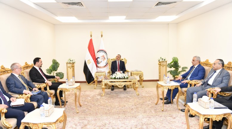 وزير الانتاج الحربي مع وفود الدول العربية والاسيوية