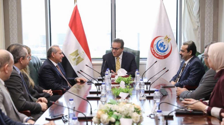 وزير الصحة مع وفد بنك مصر