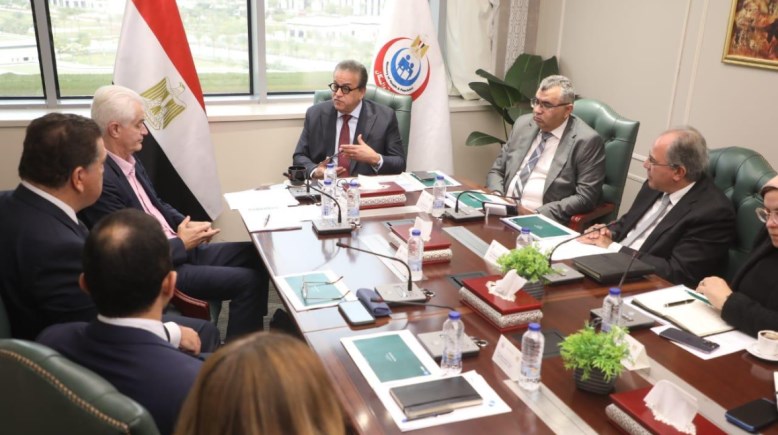 وزير الصحة خلال لقائهه بالرئيس الرئيس التنفيذي لمجموعة Curagita والرئيس التنفيذي لشركة ACH