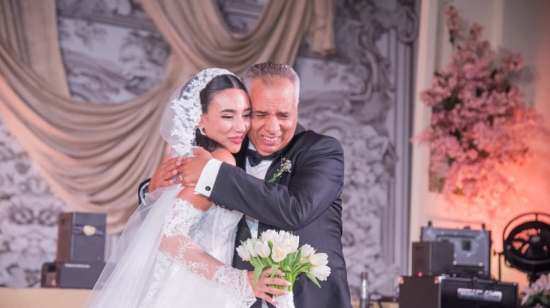 الدكتور سيد عيسى يحتضن العروس