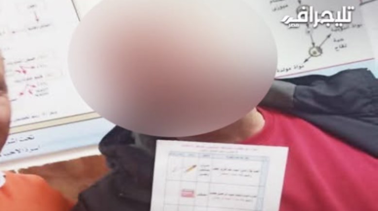 مرشح يوجه الناخبين في كفر الشيخ