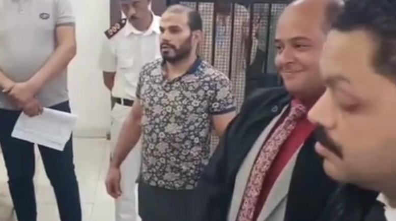 المتهم أثناء مثوله أمام هيئة المحكمة