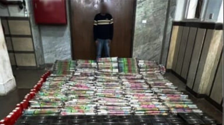 المتهم وبحوزته الألعاب النارية والأسلحة البيضاء