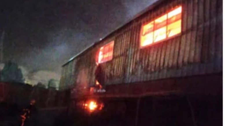 حريق مخزن لقطع غيار السيارات بالقطامية