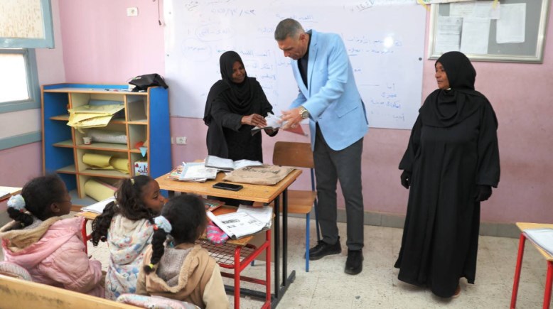 محافظ أسوان اللواء إسماعيل كمال مع مديرة المدرسة “ميس عواطف” بأحد الفصول