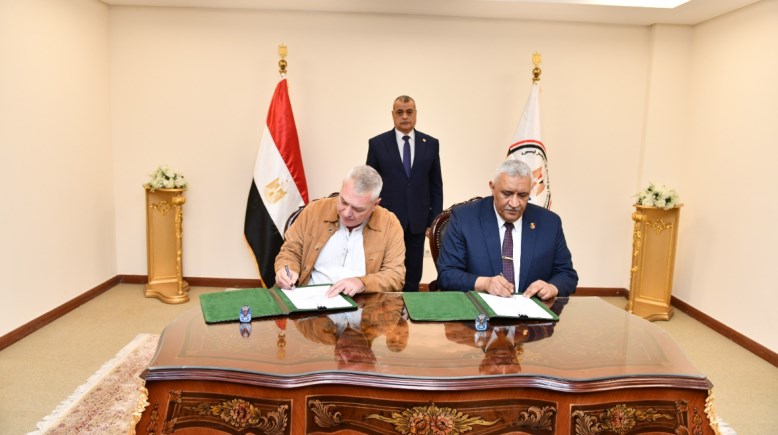 مراسم توقيع عقد للتعاون المشترك في مجال التصنيع العسكري