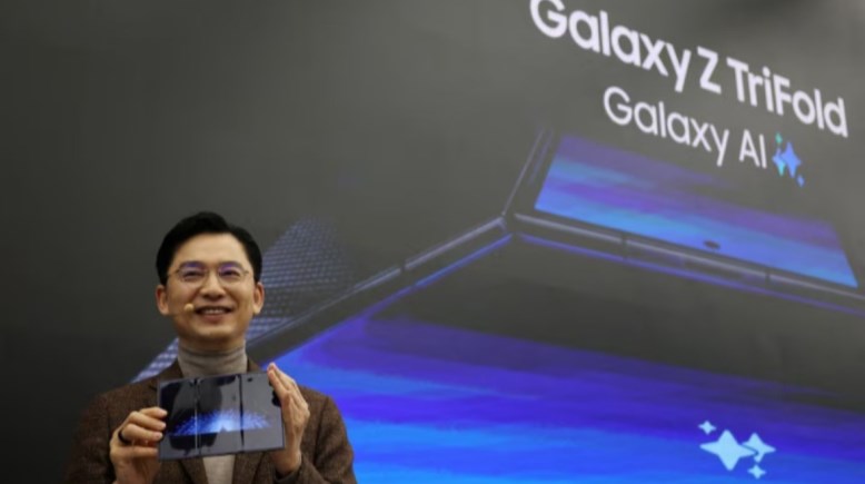 سامسونج تطرح هاتف ثلاثي الطي 