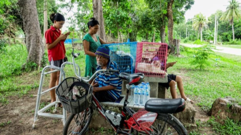 أشخاص يستريحون في ملجأ وسط الاشتباكات بين تايلاند وكمبوديا