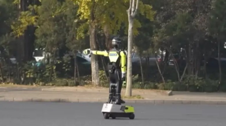 روبوت بشري لتنظيم حركة المرور في شوارع الصين