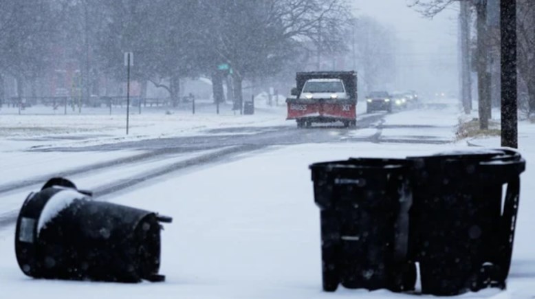 عاصفة ثلجية تضرب الولايات المتحدة 