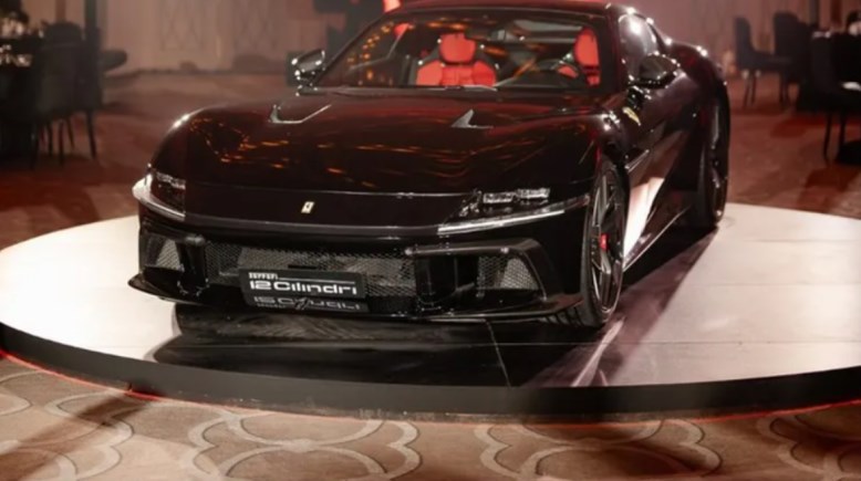 سيارة Ferrari 12Cilindri