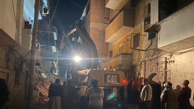 لحظة رفع أنقاض المنزل المنهار بالمنيا