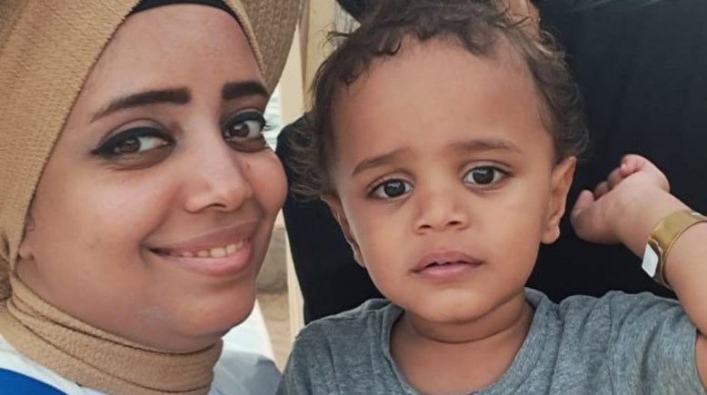 السيدة دينا والطفلة آمن