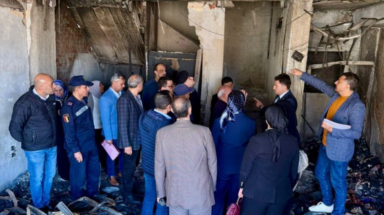 معاينة فريق التحقيق لحريق سوق الخواجات بالمنصورة.