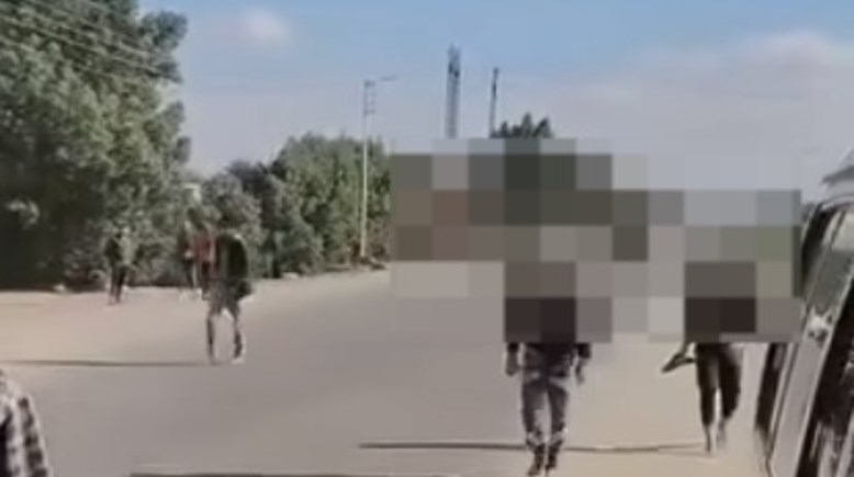 لقطة من مقطع فيديو لشباب أثناء هروبهم