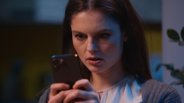 استخدام مواقع التواصل الاجتماعي - تعبيرية 