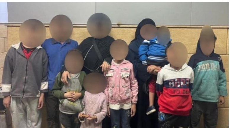 المتهمين بعد القبض عليهم وبرفقتهم الأطفال