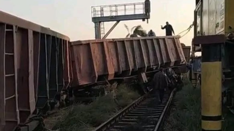 لحظة خروج عربة قطار بضائع عن شريط السكك الحديدية