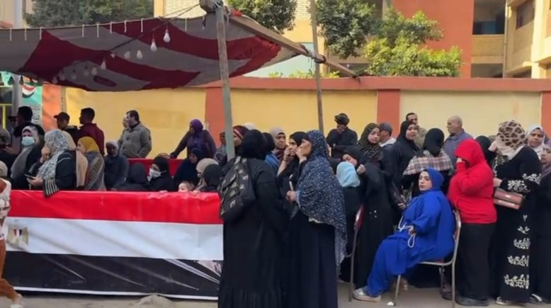 احتشاد الناخبين أمام اللجان الانتخابية
