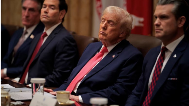 ترامب أثناء غفوته في الاجتماع