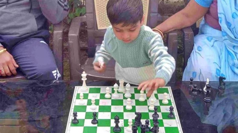 الطفل الهندي أثناء لعب الشطرنج