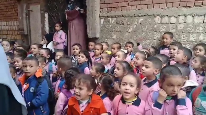 الأطفال أثناء تظاهرهم