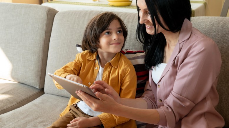 أم مع طفلها