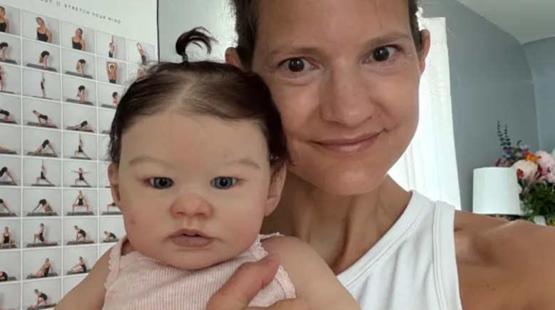  جينا كاسوف مع دمية