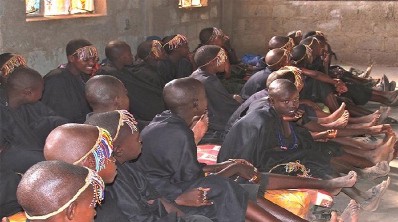 شباب أثناء طقوس التنشئة الاجتماعية