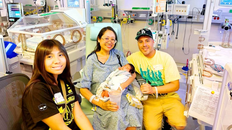 سوز لوبيز ورضيعها ليو