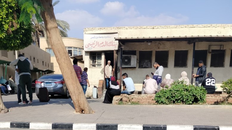 أهالي المرضى أمام بنك الدم الرئيسي في انتظار دورهم للتبرع
