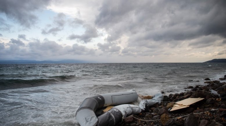 قارب مطاطي على شاطئ