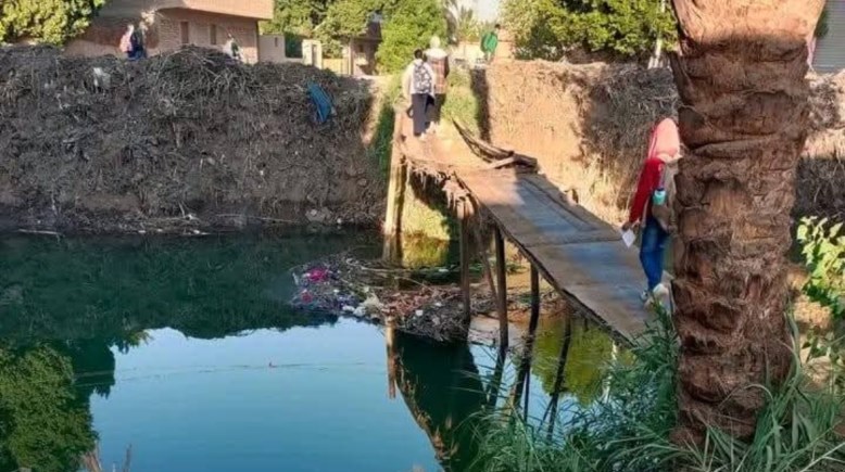 الكوبري الذى يشكل خطر على الطلاب 