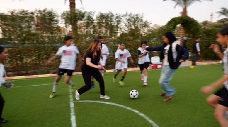 السفيرة الأمريكية أثناء المباراه 